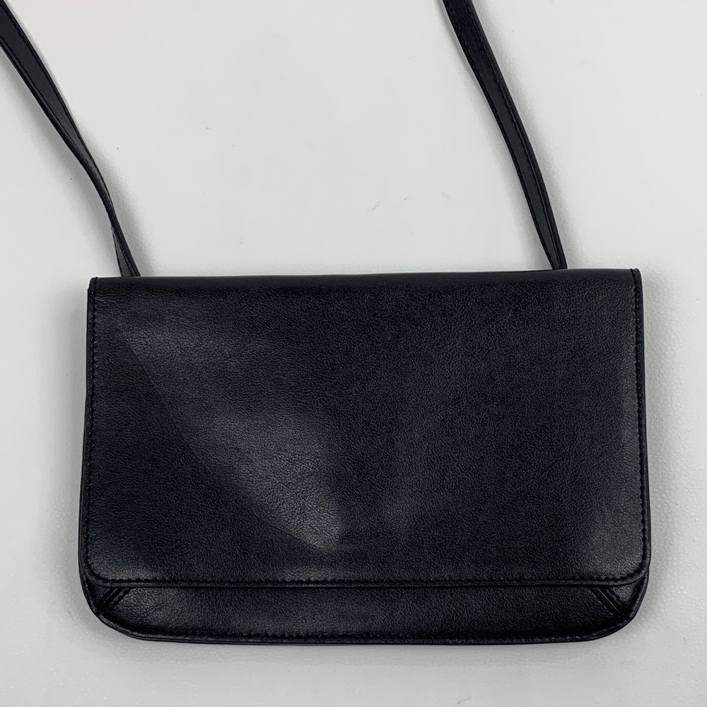Banana Republic Black Leather Slim Crossbody Bag Flap Magnet Close Adjustable